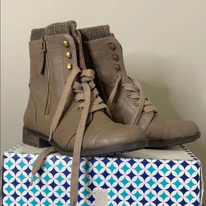Women’s 8 1/2 combat boots grey
